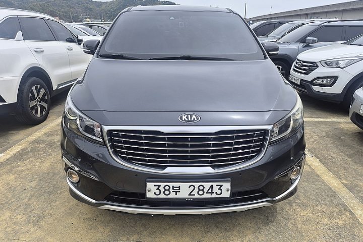 Why Your One Car Sits at Busan for Three Weeks: Container Consolidation Economics for Small-Volume Korean Vehicle Importers