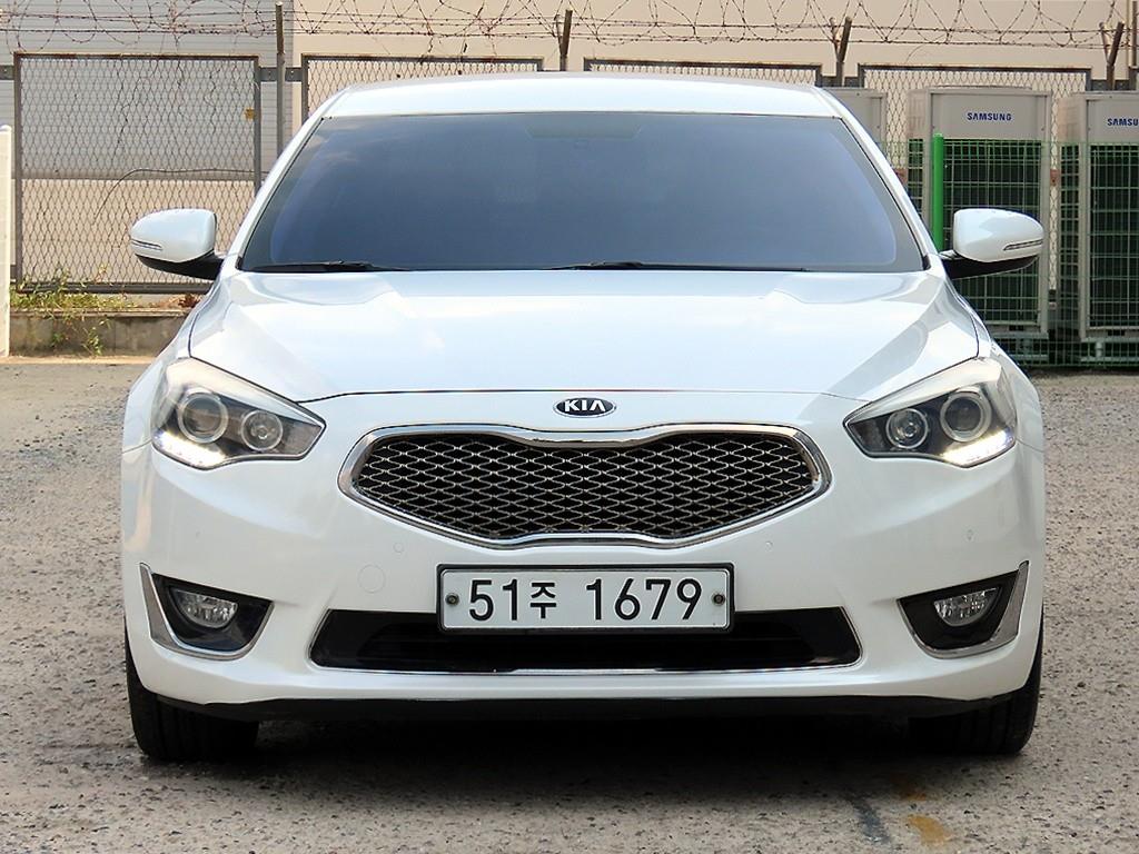 Used Korean vehicle on a dealer lot in South Korea